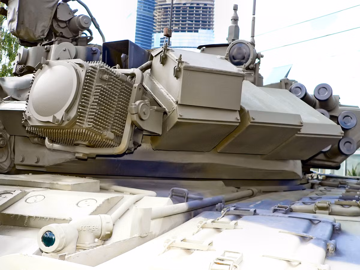 Ngoài hệ thống phòng vệ chủ động Shtora-1 (thiếu đèn hồng ngoại), T-90MS còn được bổ sung hệ thống cảnh báo sớm nhờ việc lắp đặt thiết bị cảm biến xung quanh tháp pháo, cho phép báo động khi xe bị ngắm bắn bởi các loại vũ khí dẫn đường bằng tia laser. Thực tế chiến trường Syria cho thấy, các đèn hồng ngoại Shtora của T-90A bố trí hai bên súng chính rất dễ bị phá hỏng.