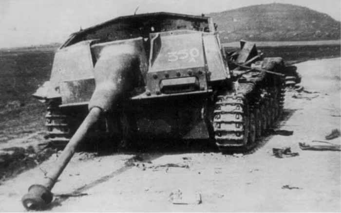Ụ pháo chính của pháo chống tăng StuG III như bị rời ra khỏi thân xe sau khi lánh một phát đạn có lẽ là từ đằng sau.