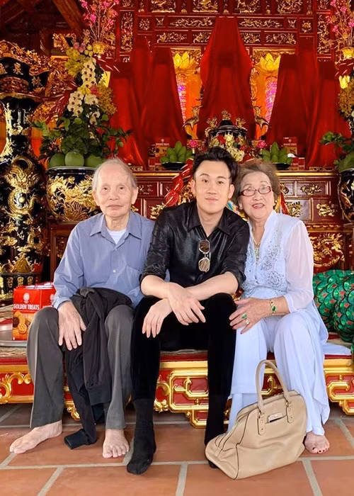 Tối ngày 6/10, bố nghệ sĩ Hoài Linh qua đời tại TPHCM, hưởng thọ 85 tuổi. Dương Triệu Vũ - em trai của Hoài Linh đau buồn chia sẻ: “Thương và suốt đời mang ơn bố”. Ảnh: FB Dương Triệu Vũ