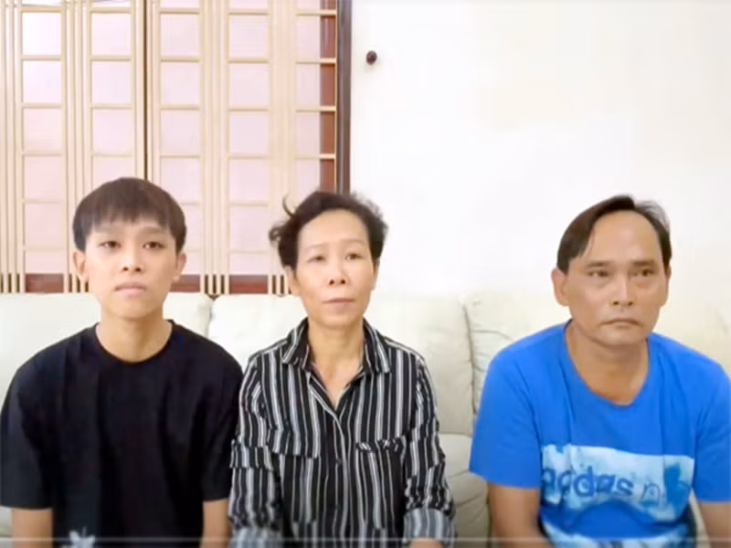 Ồn ào của Hồ Văn Cường còn ảnh hưởng đến bố mẹ của nam ca sĩ. Trong cuộc phỏng vấn trên Người lao động, bố mẹ của Hồ Văn Cường giải thích việc để quản lý giữ cát-sê của Hồ Văn Cường vì muốn gom tiền để sau này mua nhà ở TP HCM. Bố của Hồ Văn Cường còn bày tỏ mong muốn ồn ào kết thúc vì cuộc sống của gia đình ông đang bị ảnh hưởng. Ảnh: Vietnamnet
