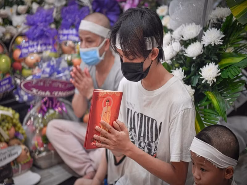 Sau lùm xùm, Hồ Văn Cường cùng gia đình của em vẫn giữ mối quan hệ tốt đẹp với Phi Nhung. Ngày 28/9, Phi Nhung qua đời vì COVID-19. Trong những ngày lễ tang của Phi Nhung tại Việt Nam, Hồ Văn Cường đội khăn tang, đứng ra đáp lễ khách tới viếng mẹ nuôi với dáng vẻ tiều tụy. Không ngờ, sau khi tro cốt Phi Nhung được đưa về Mỹ, Hồ Văn Cường một lần nữa trở thành tâm điểm của dư luận về chuyện cát-sê. Ảnh: Yan