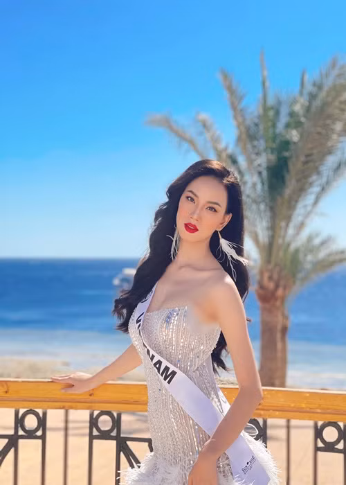 Ái Nhi diện đầm dạ hội cúp ngực bó sát, tôn lên đường cong hình thể quyến rũ. Ảnh: FB Ái Nhi