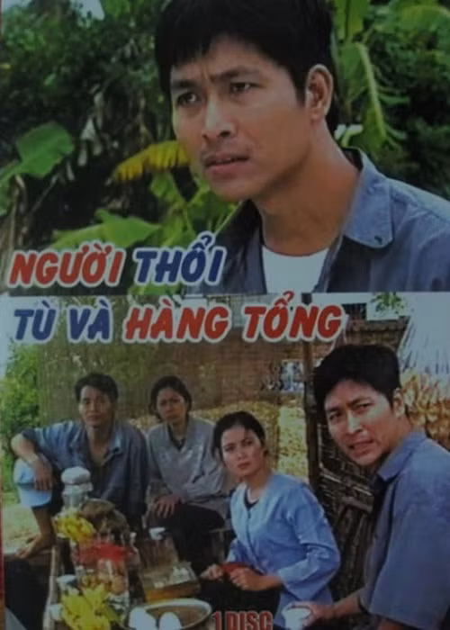 Theo Quốc Tuấn, anh còn có fan “cuồng”. Nam diễn viên kể: “Có lần tôi đang ký trên sân khấu thì bị một bạn nữ nhảy lên cắn một phát vào vai, dù áo dày mà tôi vẫn bị đau khủng khiếp. Quá bất ngờ và đau nên tôi phản ứng một cách tự nhiên theo phản xạ hất và tỏ thái độ cáu. Sau đó, bạn ấy viết thư, tỏ ra rất buồn khi tôi cáu như vậy. Bạn ấy giải thích rằng không biết làm cái gì để cho Quốc Tuấn nhớ nên bạn ấy chọn cách đó. Khi biết được lý do này, tôi rất hối hận". Ảnh: Dân trí
