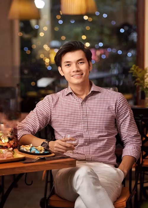 Nam diễn viên điển trai tiết lộ, người anh thích thường không thích anh. “Tôi yêu lần nào cũng bị người ta chủ động rời đi", Nhan Phúc Vinh chia sẻ.