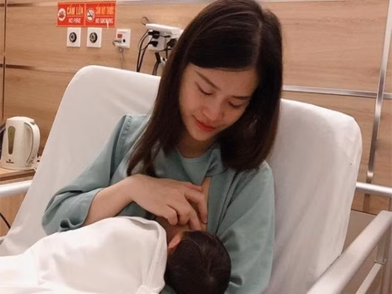 Đông Nhi chăm con bằng sữa mẹ mà không sợ làm hỏng bầu ngực và vóc dáng dù là nghệ sĩ nổi tiếng. Ảnh: FB Đông Nhi