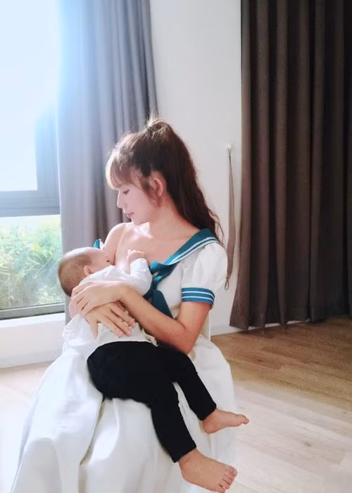 Minh Hà từng gây chú ý khi đăng tải khoảnh khắc cho con bú. Ảnh: FB Minh Hà