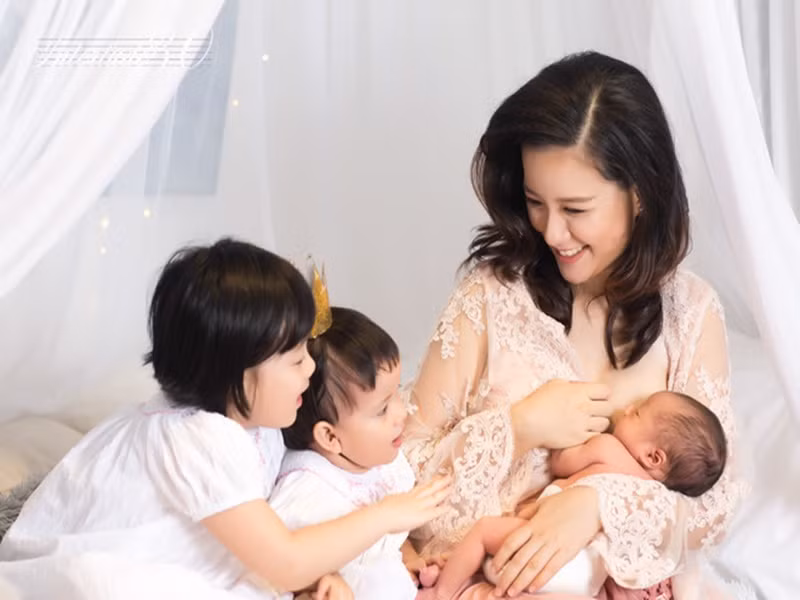 MC Minh Trang rất khéo chăm con. Cô hiện tại có 4 con, "đủ nếp đủ tẻ". Ảnh: Vietnamnet