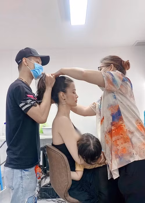 Mới đây, trên trang cá nhân, Ông Cao Thắng đăng tải khoảnh khắc Đông Nhi cho con bú trong lúc làm tóc. Ảnh: FB Ông Cao Thắng