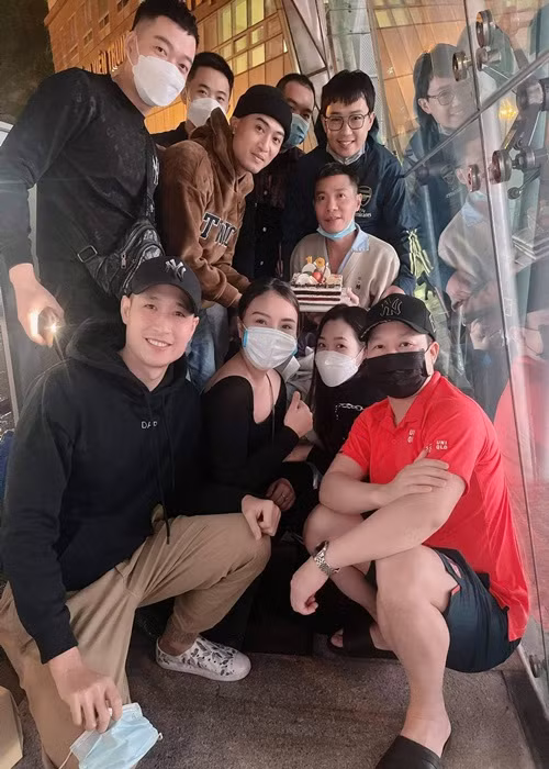 Các nghệ sĩ trẻ như Doãn Quốc Đam, Minh Tít đến bệnh viện mừng sinh nhật của Công Lý. Minh Tít chia sẻ: “Chỉ mong đại ca mạnh khỏe phấn khởi thế này là vui rồi”. Ảnh: FB Minh Tít