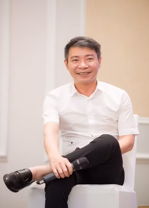 Người thân của NSND Công Lý chia sẻ trên Dân Việt, sau gần 3 tháng điều trị sức khỏe của nam nghệ sĩ đã có chuyển biến tốt. Công Lý hiện tại chưa đi lại bình thường được, vẫn phải ngồi xe lăn và nói vẫn chưa rõ tiếng tuy nhiên tinh thần của anh đã tốt hơn rất nhiều. Ảnh: FB Ngọc Hà