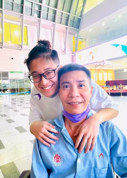 NSND Cong Ly ngoi xe lan, don sinh nhat tuoi 48 trong benh vien