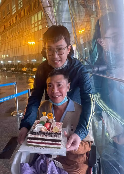 Nghệ sĩ Công Lý ngồi xe lăn, mừng sinh nhật trong bệnh viện. Đây là lần đầu tiên nam ca sĩ lộ diện sau 3 tháng bị trượt chân ngã tại nhà riêng phải nhập viện. Ảnh: FB Minh Tít