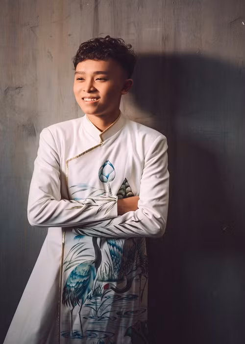 Phi Nhung còn lo lắng cho Hồ Văn Cường về học hành. Theo anh Quang Chí, Hồ Văn Cường được học bổng một phần do mối quan hệ và tên tuổi của Phi Nhung. Tuy nhiên ngay cả khi Hồ Văn Cường được miễn học phí, Phi Nhung vẫn phải trả khoảng 80 triệu/năm cho các khoản thu khác của trường như phí bán trú, phí xe đưa rước, đồng phục, phí cơ sở vật chất.