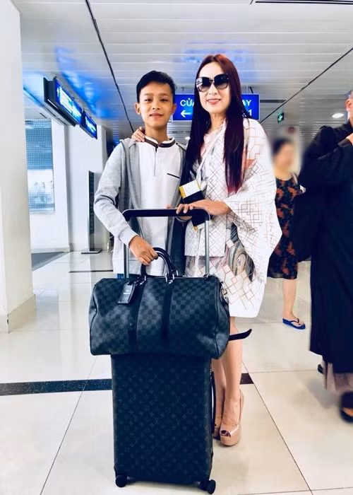 Cũng theo quản lý truyền thông của Phi Nhung, nhờ uy tín của Phi Nhung, Hồ Văn Cường mới có cơ hội được đi lưu diễn ở Mỹ, Australia và châu Âu ngay từ khi còn nhỏ.