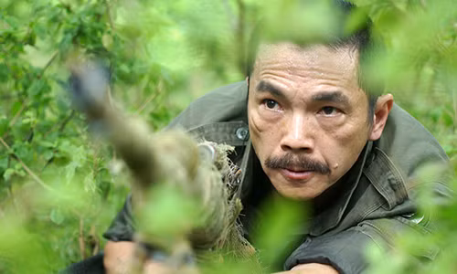 Vài năm trở lại đây, nghệ sĩ Trung Anh có các vai diễn gây hiệu ứng vang dội trong những bộ phim truyền hình ăn khách. Năm 2017, ông được nhiều khán giả yêu thích với vai Lương Bổng trong "Người phán xử". Năm 2019, nghệ sĩ Trung Anh gây sốt nhờ vai bố Sơn trong “Về nhà đi con”. Ảnh: Giao thông