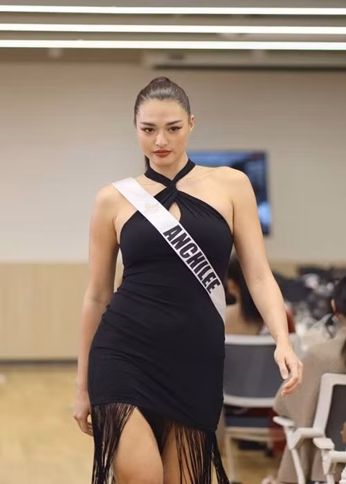 Anchilee năm nay 22 tuổi, mang hai dòng máu Thái - Australia. Cô có bằng cử nhân xã hội học của Đại học Sydney (Australia).