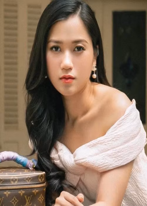 Một fan cuồng Lâm Vỹ Dạ từng đặt mua rất nhiều đồ trên mạng, cho ship tới tận nhà Lâm Vỹ Dạ, nhưng lại bắt Lâm Vỹ Dạ trả tiền. Trước hành động của fan cuồng, Lâm Vỹ Dạ bức xúc lên tiếng: "Tôi không biết mục đích của bạn là gì nhưng bạn chọc điên tôi rồi đấy nhé! Bạn còn tiếp tục thì đừng trách tôi vì đây không phải là lần đầu. Đừng nghĩ là tôi không tìm ra được bạn nhé”. Ảnh: FB Lâm Vỹ Dạ