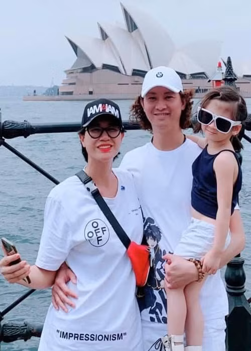 Bé Kiến Lửa cùng bố mẹ sang Australia du lịch hồi tháng 1/2020. Ảnh: FB ông xã Trang Trần
