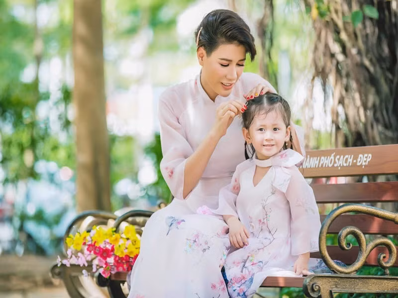 Cựu người mẫu cho biết, mỗi tháng, con gái tiêu khoảng 35 - 40 triệu, chưa kể đi du lịch. Ảnh: FB Trang Trần