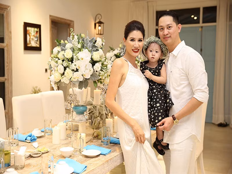 Mới đây, Trang Trần tiết lộ, vợ chồng cô dự định mua đất tặng con gái Kiến Lửa nhân kịp sinh nhật sắp tới. "Sắp sinh nhật con gái rượu chồng bảo: "Tậu miếng đất nhỏ cho con gái nhé". Mình hỏi tiền đâu? 20/10 anh đưa chung luôn đó. Quận mấy giờ rẻ các mẹ?", Trang Trần chia sẻ. Ảnh: Khám phá