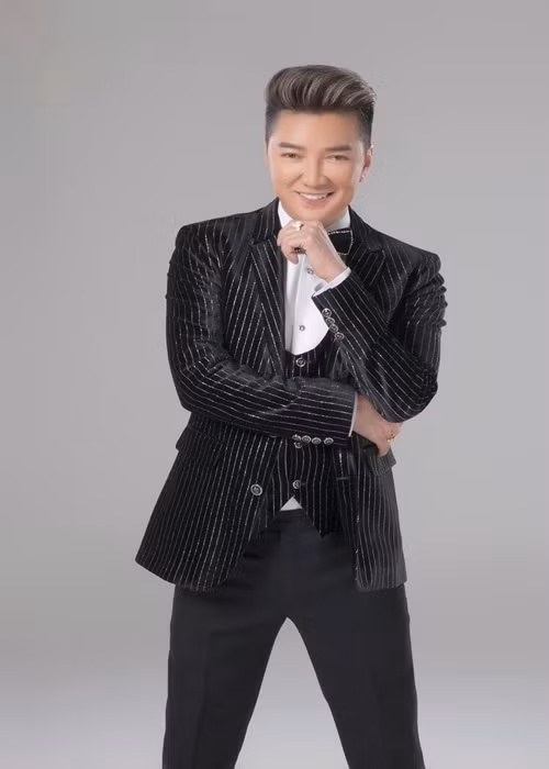 Cũng trong năm 2019, Đàm Vĩnh Hưng gây tranh cãi khi phát ngôn “Đàm Vĩnh Hưng là vùng đất cấm”. Sự việc xuất phát từ việc một tài khoản Facebook chia sẻ bức ảnh Mr Đàm chụp cùng Nguyễn Hữu Linh - người bị cơ quan công an quận 4 (TPHCM) ra quyết định khởi tố trong vụ sàm sỡ bé gái trong thang máy. Ảnh: FB Đàm Vĩnh Hưng