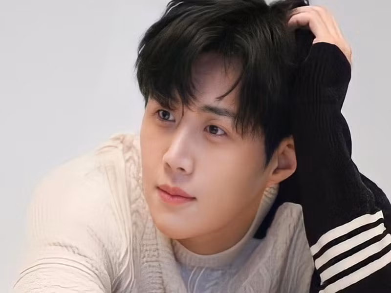 Sự thân thiện mà Kim Seon Ho xây dựng nhiều năm sụp đổ khi bị bạn gái tố nam diễn viên nói xấu đồng nghiệp. Ảnh: Elle