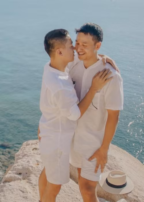Vào những ngày đặc biệt, cặp đôi làm một điều gì đó thú vị. Dịp sinh nhật của Anh Tuấn, Sơn Đoàn vào bếp nấu ăn và mời bạn bè đến ăn mừng. Dịp kỷ niệm ngày cưới, cặp đôi mua hoa cho nhau. Ảnh: Adrian Anh Tuấn