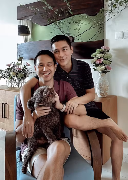 Anh Tuấn và Sơn Đoàn chia sẻ trên Phụ nữ Việt Nam, những lần Sơn Đoàn đi đâu xa về, Anh Tuấn luôn dọn sẵn bữa ăn, thắp một ít nến thơm để Sơn Đoàn cảm giác hạnh phúc khi trở về nhà. Ảnh: Adrian Anh Tuấn