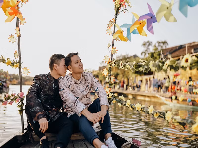 Cặp đôi thể hiện tình cảm đầy ngọt ngào trong một khung hình. Ảnh: Adrian Anh Tuấn
