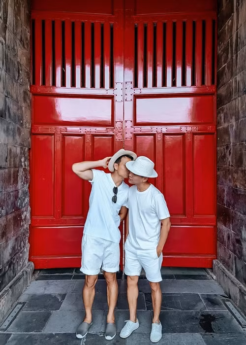 Anh Tuấn và Sơn Đoàn hiện là một trong những cặp đôi đồng tính được nhiều khán giả yêu mến. Ảnh: Adrian Anh Tuấn