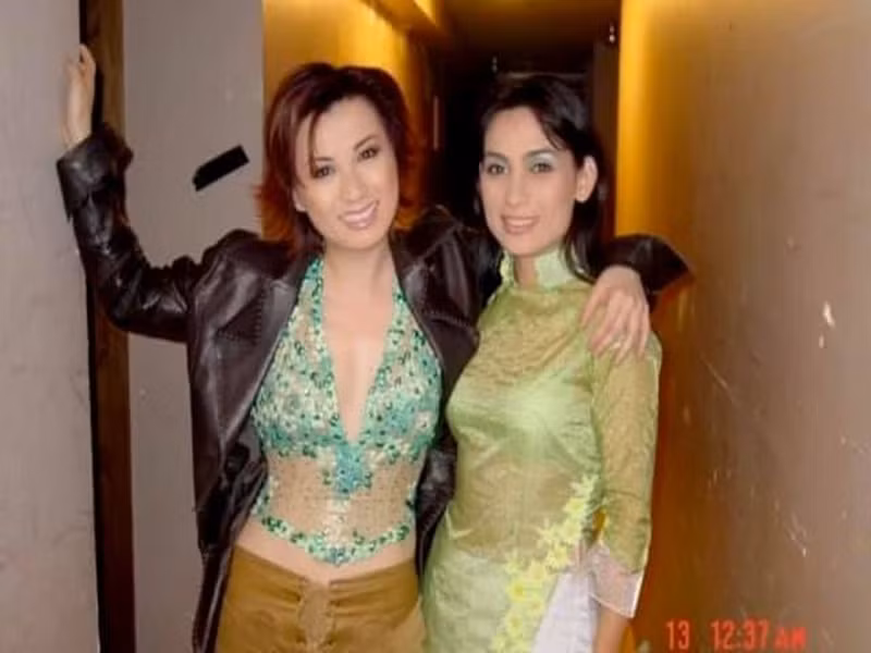 Trizzie Phương Trinh cũng liên tục chia sẻ về Phi Nhung. Mới đây, nữ ca sĩ đăng tải hình ảnh cũ bên Phi Nhung. Cô nghẹn ngào: “Cuối cùng thì chị cũng đã được nhìn mặt em lần cuối qua màn hình. Chị đã đưa tay sờ lên má em, em của chị vẫn đẹp lắm, như đang nằm ngủ một giấc ngủ dài. Chị đã nhủ lòng là không khóc nữa để em đi cho thanh thản nhưng sao nước mắt lại cứ rơi”. Ảnh: FB Trizzie Phương Trinh