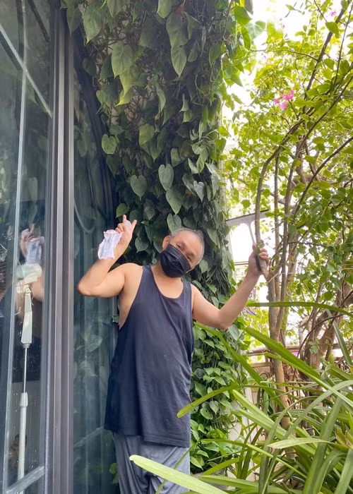 Nam nghệ sĩ ăn mặc giản dị ở đời thường. Ảnh: FB Xuân Hinh