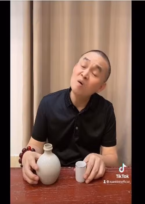 Xuân Hinh còn quay video hay livestream giao lưu với người hâm mộ. Ảnh chụp màn hình