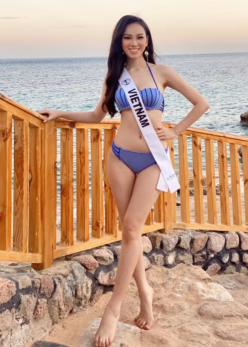 Ái Nhi diện bộ áo tắm màu xanh hàng chợ ở phần thi chụp ảnh với áo tắm. Ảnh: FB Ái Nhi