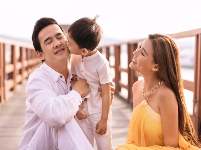 Hôn nhân của Lương Thế Thành - Thúy Diễm đến nay vẫn hạnh phúc. Lương Thế Thành nổi tiếng chiều chuộng Thúy Diễm. Anh tậu xe, mua hàng hiệu cho bà xã, viết lời ngôn tình, bỏ hết công việc để chăm con khi vợ đóng phim.