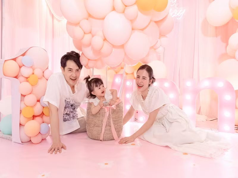 Đông Nhi - Ông Cao Thắng vui đùa cùng cô con gái cưng.
