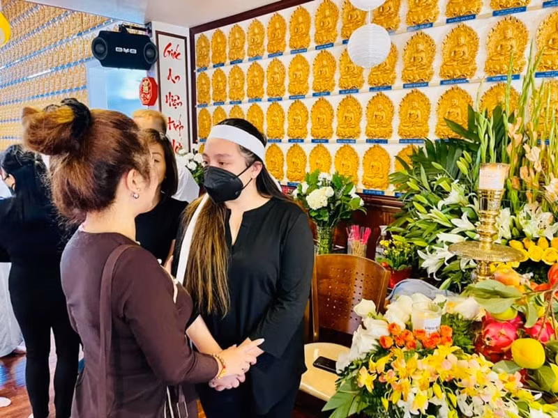 Nữ nghệ sĩ chia sẻ, khi trò chuyện với Wendy - con gái Phi Nhung, cô rất nhớ Phi Nhung vì Wendy có giọng nói y hệt Phi Nhung. “Mặc dù Wendy ở Mỹ từ bé mà mới nghe qua cứ tưởng Phi Nhung đang nói chuyện với mình”, Thúy Nga cho hay.