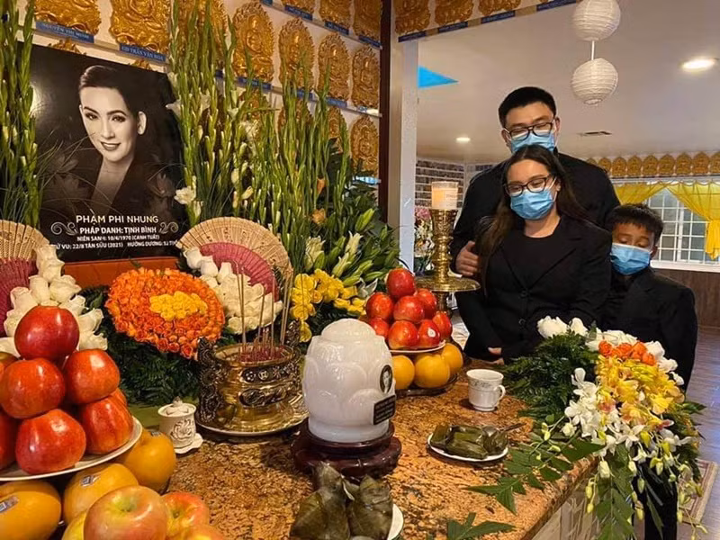 Tang lễ của Phi Nhung tại Mỹ sẽ diễn ra vào ngày 12/10. Con gái của Phi Nhung cho biết, gia đình sẽ không nhận vòng hoa phúng điếu. Cô mong muốn người đến viếng sẽ dùng số tiền mua vòng hoa bỏ vào quỹ từ thiện Phi Nhung - Wendy Phạm để cô tiếp tục làm những công việc thiện nguyện mà mẹ còn dang dở.