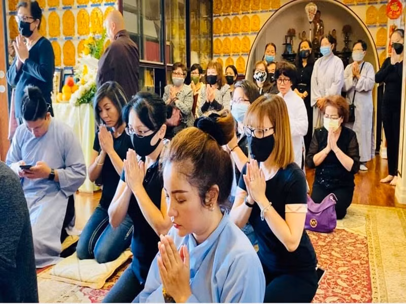 Thúy Nga đến viếng Phi Nhung sau khi tro cốt của cố ca sĩ được đưa về Mỹ.