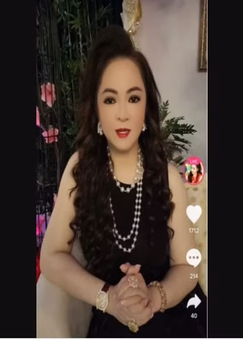 Trước đó, bà Phương Hằng một lần nữa nhắc lại câu chuyện cát-sê của Hồ Văn Cường. Bà nói: “Ai đang giữ tiền của Phi Nhung phải xử lý cho em Cường. Vì cuộc sống, tương lai của em. Em đã đánh đổi cả tuổi trẻ. Mình phải nghĩ cho người ở lại. Giờ Phi Nhung mất rồi, giờ tiền quản lý giữ, không có di chúc thì ai trả tiền cho Hồ Văn Cường? Gia đình em ấy khổ lắm, vất vả lắm. Chỉ mong có tiền xây được cái nhà để ở. Tôi sẽ cho em Cường 500 triệu, đúng như những gì tôi hứa, được chưa? Chỉ cần quản lý Phi Nhung trả lời một câu rằng: "Tôi không liên quan tới Hồ Văn Cường" - một câu thôi, lập tức tôi cho Hồ Văn Cường 500 triệu liền. Tôi sẽ thay Phi Nhung, trả món nợ ân tình này cho Hồ Văn Cường”. Ảnh: Saostar