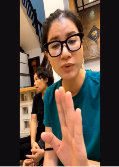 Hành động và phát ngôn của Trang Trần gây ra tranh cãi trái chiều. Đa phần ý kiến cho rằng Trang Trần tham gia quá nhiều vào câu chuyện của người khác, dồn ép Hồ Văn Cường. Một số khán giả còn lo lắng cho tâm lý của Hồ Văn Cường trước sức ép từ Trang Trần. Ảnh: Saostar