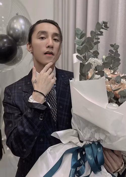 Mới đây, Sơn Tùng M-TP lộ diện với vẻ ngoài ngày càng điển trai, bảnh bao. Ảnh: FB Sơn Tùng M-TP