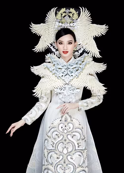 Trước Ái Nhi, Hoa hậu Khánh Vân từng trình diễn thiết kế “Phượng Hoàng” tại Tuần lễ thời trang 2020. Ảnh: Hoàng Phúc