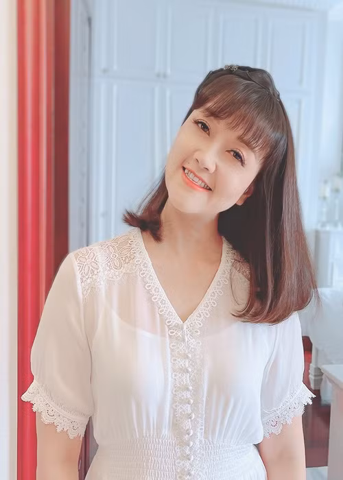Vân Dung chia sẻ, cô luôn muốn bản thân đẹp kể cả khi ở nhà. Vân Dung bày tỏ: "Mẹ tôi ở nhà cũng điểm trang, búi tóc gọn gàng, quần là áo lượt. Mẹ dạy tôi ở nhà cũng cần đẹp. Vì vậy trên sân khấu tôi không bao giờ sợ xấu cả, nhưng bước chân ra ngoài đường thì tôi không thích thế”. Ảnh: FB Vân Dung