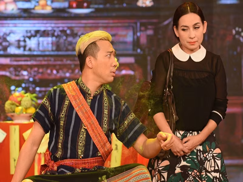 Trấn Thành lại bị trách móc về việc gọi Phi Nhung là bạn thay vì chị dù kém nữ ca sĩ nhiều tuổi. Nam nghệ sĩ hài phân trần: "Nghệ sĩ luôn muốn mình trẻ và họ luôn xưng hô theo cảm nhận từ tâm hồn của đối phương chứ không xưng hô theo tuổi tác. Mong các bạn hiểu cho". Ảnh: Vietnamnet