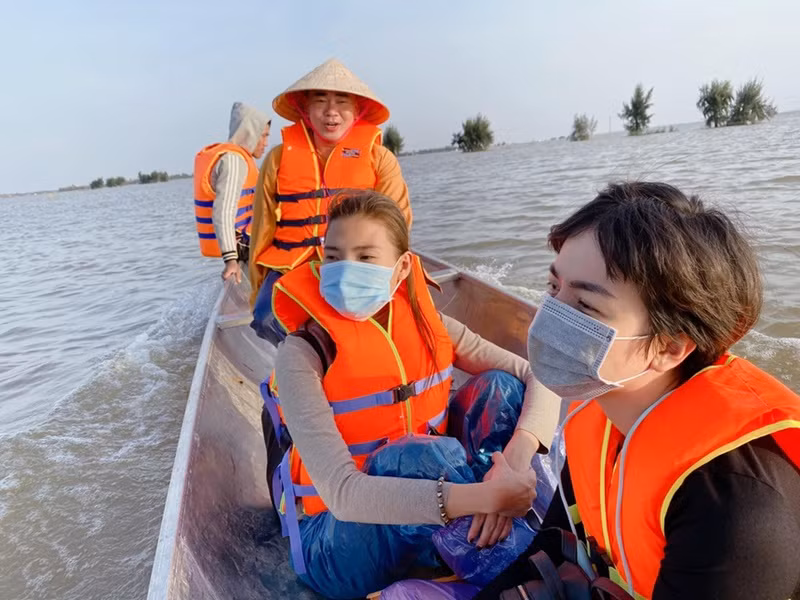 Năm ngoái, Thúy Diễm đi từ thiện cùng ông xã Lương Thế Thành và diễn viên Ái Châu. Ảnh: Zing
