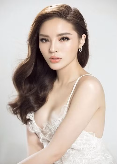 Kỳ Duyên gợi cảm sau khi nâng ngực năm 2018.