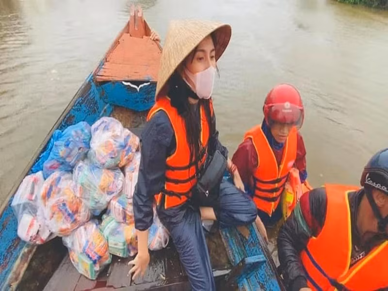 Bà Phương cho rằng, theo công bố của Thủy Tiên trên trang cá nhân, tổng số tiền công chúng gửi đến là gần 178 tỷ đồng và đã giải ngân toàn bộ, chuyển đến nơi cần được trợ giúp. Tuy nhiên, sau đó, cộng đồng mạng đã phát hiện có một số khuất tất. Theo đơn bà Phương, Thủy Tiên có 2 khoản khuất tất, tổng số tiền lên đến hơn 81 tỷ đồng.