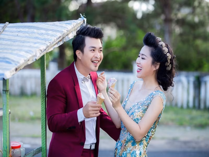 Đám cưới của Lê Khánh diễn ra vào năm 2014. Sau này, Tuấn Khải gửi lời xin lỗi đến Lê Khánh vì 12 năm mới rước cô về chung một nhà.
