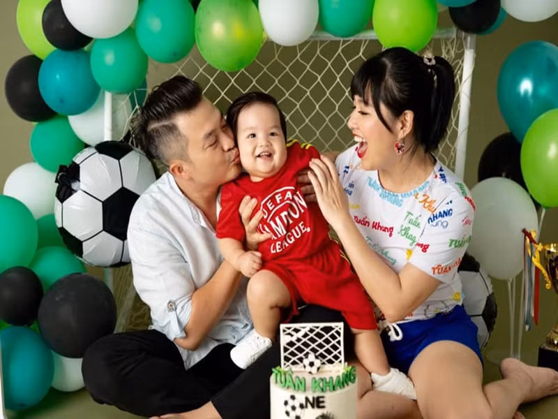 Lê Khánh xúc động vì Tuấn Khải thay đổi nhiều điều. Anh đã vì vợ mà bỏ hút thuốc. Trong gia đình, Tuấn Khải giữ tiền bạc và chi tiêu. Theo Lê Khánh, do bản thân không quen quán xuyến nên để chồng làm công việc này tốt hơn.
